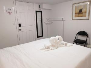 多伦多Tidy Private Rooms with Full Kitchen的白色的床,上面有毛巾