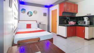 马尼拉RedDoorz A&F C5 Pinagsama Taguig的小房间设有床和厨房