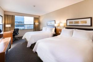 圣地亚哥圣地亚哥拉斯孔德斯智选假日酒店的酒店客房设有两张床和电视。