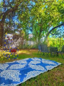 迈阿密STAR HOME-wynwood/airport/miami的院子里草上一条蓝白的毯子
