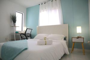 迈阿密STAR HOME-wynwood/airport/miami的卧室配有白色的床、书桌和窗户。