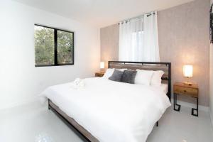 迈阿密STAR HOME-wynwood/airport/miami的白色的卧室设有一张大床和一个窗户