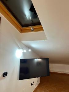 墨西拿Sicilia Bedda Apartment的天花板的客房内配有平面电视