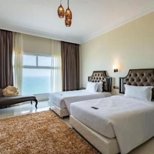 迪巴Dibba Sea View Hotel by AMA Pro的酒店客房设有两张床和窗户。