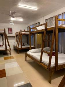 爱妮岛Aquaholik Traveler's Lodge的一间房间,设有三张双层床