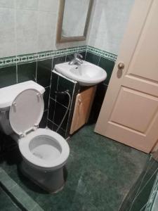 曼达维市WJV INN CABANCALAN的一间带卫生间和水槽的浴室