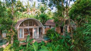 帕洋安Sacred Canyon Ubud by Pramana Villas的森林中房屋的外部景观