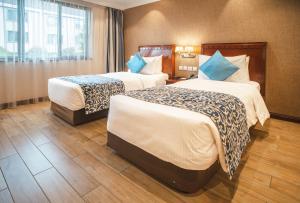 纳库鲁萨洛娃伍德兰兹Spa酒店的酒店客房设有两张床和窗户。