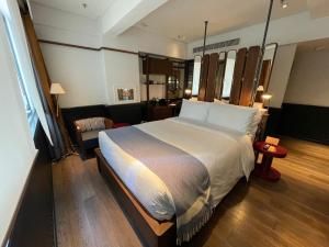 香港芬名酒店的一间卧室,卧室内配有一张大床