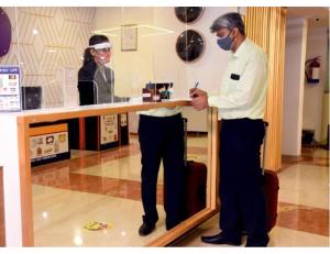 占西Hotel Khard Palace, Jhansi的戴面具的人站在镜子前