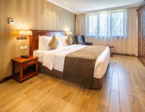 纳库鲁萨洛娃伍德兰兹Spa酒店的一间设有大床和窗户的酒店客房