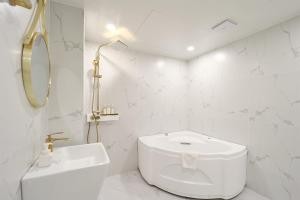 庆州Hotel Palace Gyeongju的白色的浴室设有卫生间和水槽。
