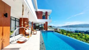 芽庄Ocean Front Villa Nha Trang的海景别墅 - 带游泳池