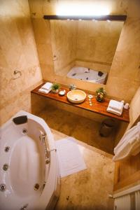 Pianu de Jos高尔夫派努酒店的带浴缸、卫生间和盥洗盆的浴室
