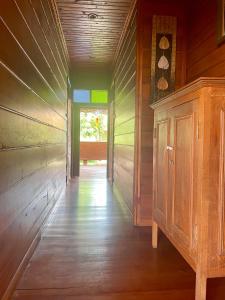 清迈泰小院儿（99 Friend’s house Lanna )的木墙房子的走廊
