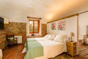克鲁尔雷斯Mas Gran de Cruïlles - Mas Rural - Hotel & Events的一间卧室,卧室内配有一张大床
