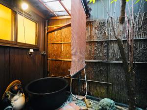 京都怀古庵公寓的浴缸位于带墙壁的房间