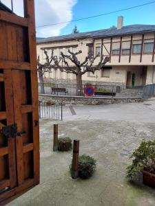 AdrallApartament luxe Rural Adrall -La Seu d'Urgell-Andorra的通往树屋的敞开的门