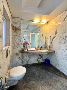 孟买Welcome Home Service Apartments - Andheri的一间带卫生间和水槽的浴室