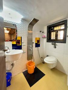 孟买Welcome Home Service Apartments - Andheri的浴室配有白色卫生间和盥洗盆。