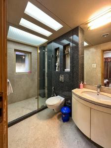 孟买Welcome Home Service Apartments - Andheri的浴室配有卫生间、盥洗盆和淋浴。