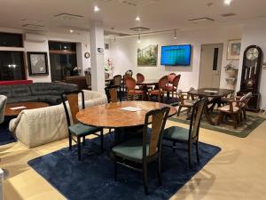 郡山Guest House Koriyama的客厅配有桌椅和沙发