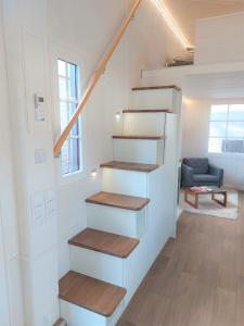 武斯特马克Tiny House Paradies的房屋的楼梯,有木台阶