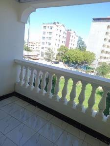 蒙巴萨TWO BEDROOM APARTMENT BAMBURI Mombasa的市景阳台