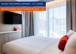 安特卫普Holiday Inn Express Antwerp - City Centre, an IHG Hotel的酒店客房设有一张床和一个大窗户