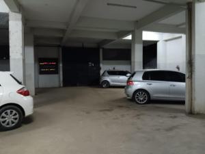 蒙巴萨TWO BEDROOM APARTMENT BAMBURI Mombasa的车库内停放两辆车