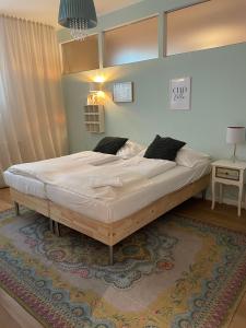 维也纳Der Salon Hostel的卧室内的一张大床,卧室内有地毯