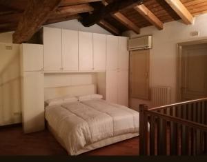 博洛尼亚De' Pepoli Rooms & Apartments的一间卧室配有一张带白色橱柜的大床