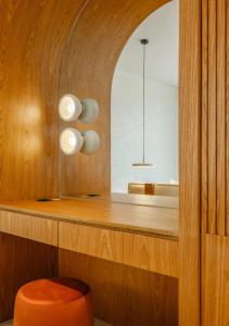 乌鲁瓦图Lyvin Bingin Villas的浴室设有橙色凳子和镜子