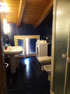 博洛尼亚De' Pepoli Rooms & Apartments的浴室配有白色卫生间和盥洗盆。