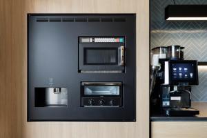 嬉野市Fairfield by Marriott Saga Ureshino Onsen的汽车旅馆客房内的一台黑自动售货机