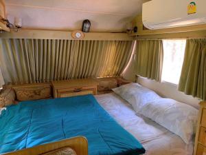Pong Talong月亮村考艾度假屋 的卧室配有一张位于rv后面的床