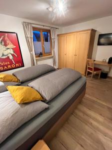 楚格Landhaus Alpenland的卧室内的一张大床,配有书桌