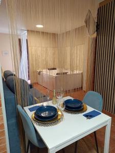 钦琼The Vanilla Suite的一张带蓝色板子和玻璃杯的白色桌子
