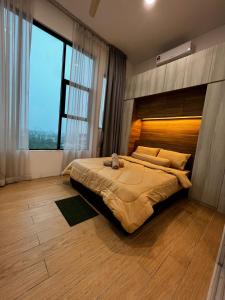 东贡岸ITCC Manhattan Suites by Blossom37的一间卧室设有一张大床和大窗户