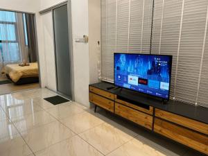 东贡岸ITCC Manhattan Suites by Blossom37的客厅配有梳妆台上的平面电视