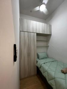 东贡岸ITCC Manhattan Suites by Blossom37的一间带床和橱柜的小卧室