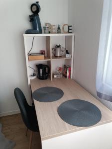 尼姆Studio proche du CHU的一张桌子,上面有两个圆形垫子