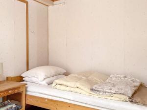斯德哥尔摩Holiday home BROMMA II的一张位于房间的床,上面有两个枕头