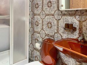 斯德哥尔摩Holiday home BROMMA II的一间带铜质盥洗盆和卫生间的浴室