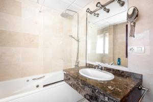 马拉加Carmen Estacion的浴室配有盥洗盆、镜子和浴缸