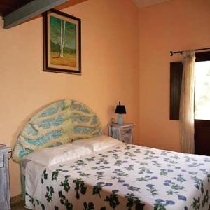加尔泰利Hotel Valle del Cedrino的一间卧室配有一张带蓝白色毯子的床
