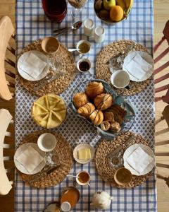 SougéalAgritourisme Abaé的桌子上放有面包盘和咖啡杯