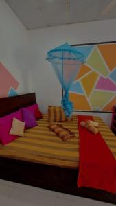 亭可马里Elena Garden Resort and Restaurant的一间卧室配有一张带色彩缤纷枕头的大床