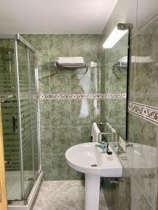 马罗巴尔肯德马洛公寓式酒店的一间带水槽和淋浴的浴室