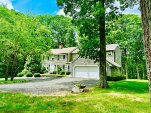 WashingtonUpmarket Country Retreat, Washington, Connecticut的树屋和车道